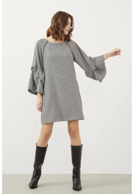 Къса рокля с набрани ръкави - Бял/Черен