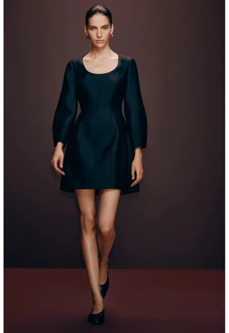 Къса рокля с овално деколте