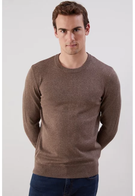 Пуловер с овално деколте