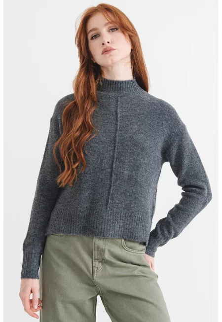 Пуловер с вълна с ниска яка