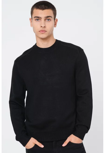 Пуловер с вълна с овално деколте