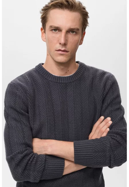 Релефен пуловер с овално деколте