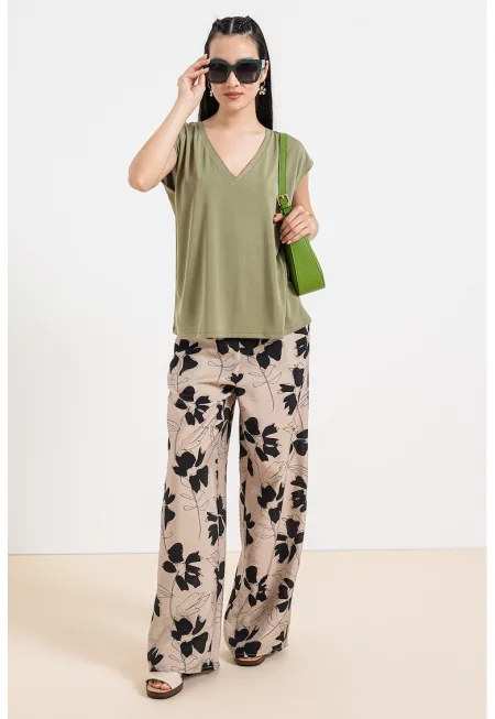 Тениска с модал и дълбок шпиц