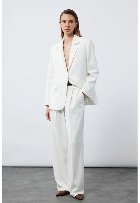 Уголемено сако с джобове с капаче - Мръснобял