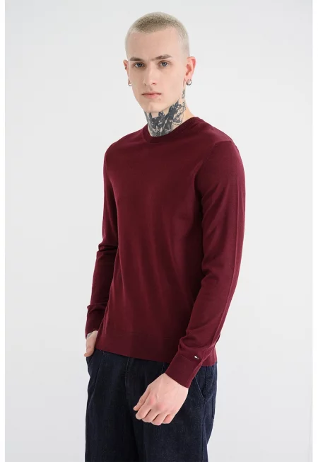 Вълнен пуловер с овално деколте