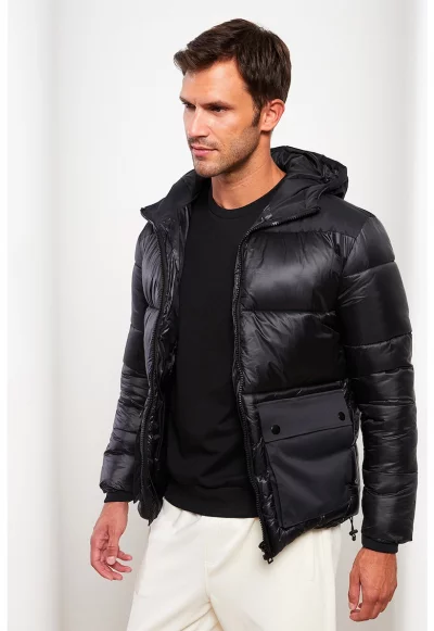 Зимно яке с качулка и уголемени пришити джобове