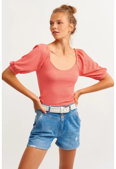 Блуза с къси ръкави и овално деколте