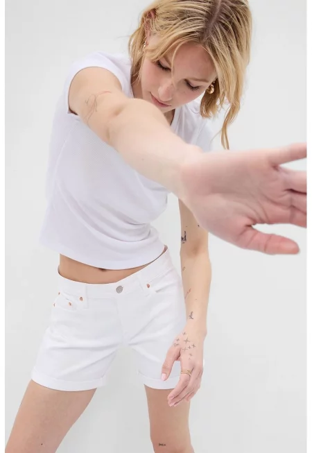 Къс панталон от деним със средновисока талия