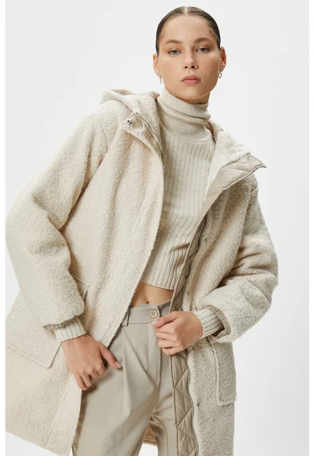 Палто с качулка и пришити джобове