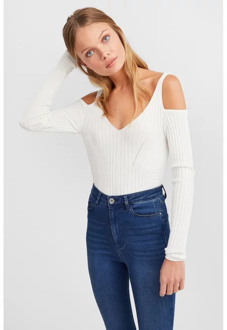 Пуловер с отвори на раменете