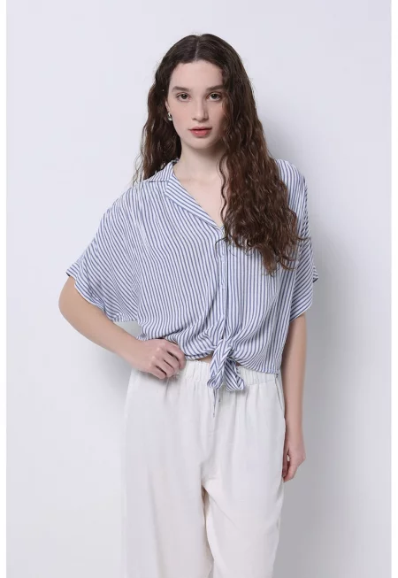 Уголемена раирана риза с възел