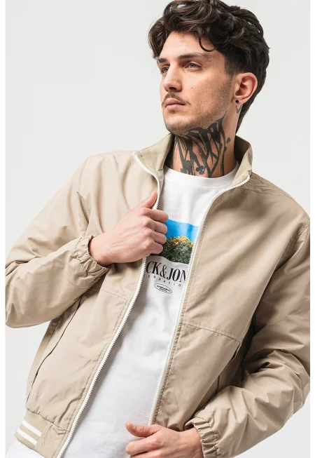 Яке с висока яка