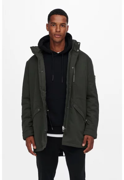 Парка с качулка и джобове