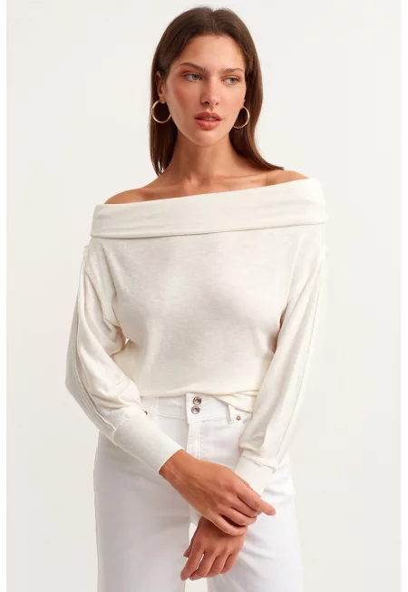 Пуловер с голи рамене