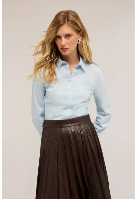 Риза със скрито закопчаване