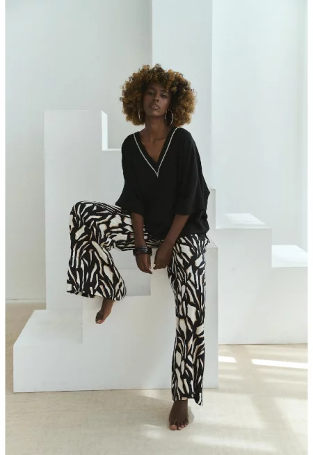 Лека блуза с V-образно деколте Loca