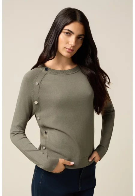 Пуловер с овално деколте