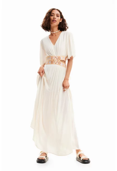 Рокля с шпиц и отвори