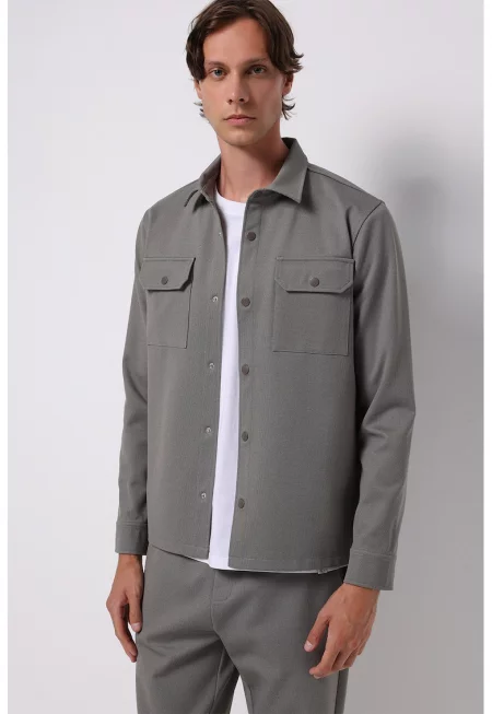 Шакет с джобове на гърдите