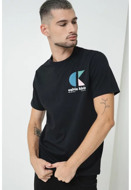 Стандартна тениска с лого на гърдите