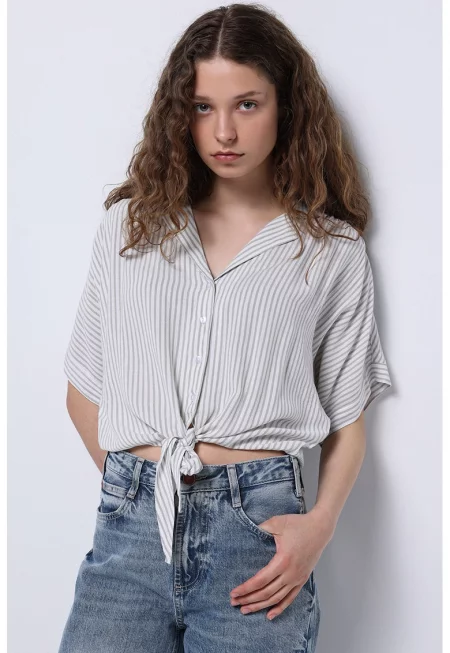 Уголемена раирана риза с възел