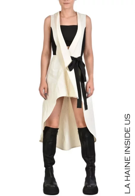 Асиметрична рокля тип жилетка - със странично закопчаване - Бежов