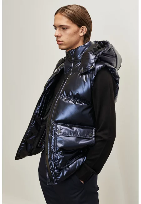 Капитониран елек с качулка