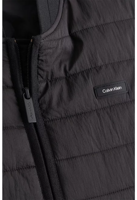 Капитониран елек с пришито лого