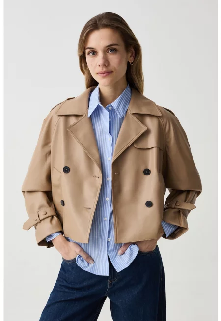 Къс тренч с двуредно закопчаване