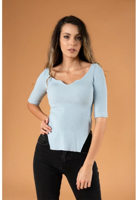 Рипсен пуловер Presley с цепки встрани - Пастелносин