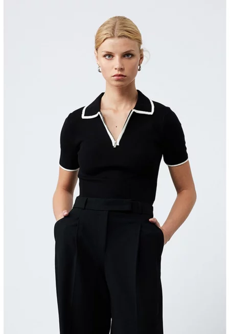 Тениска с яка и къс цип