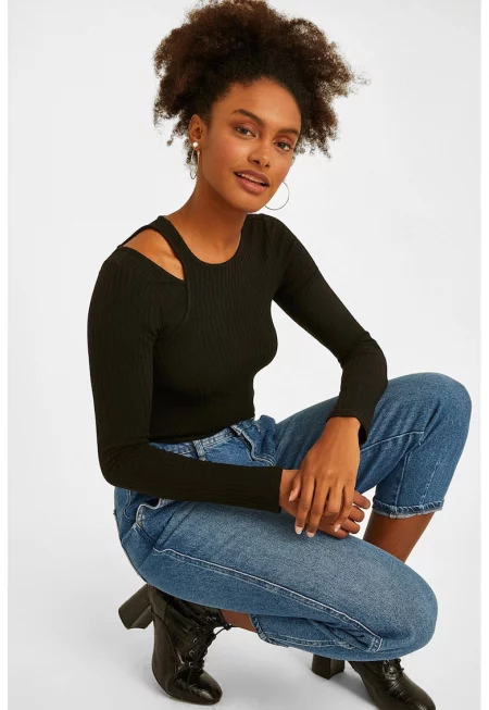 Блуза с отвор на рамото