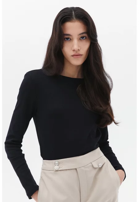 Едноцветна блуза с овално деколте