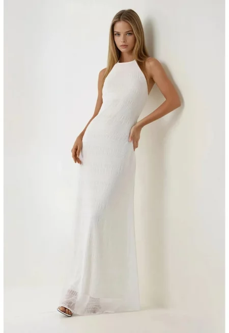 Макси рокля -  вталена с деколте тип „халтер“ - бяла - трикотаж