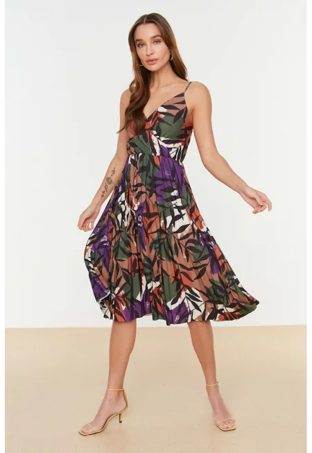 Разкроена рокля с плисиран ефект