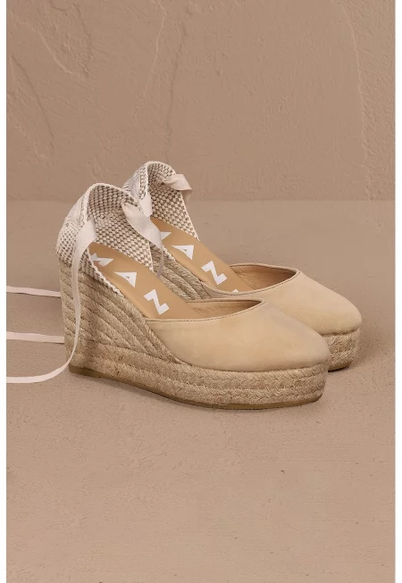 Скосени кожени сандали с каишка около глезена - Светло бежово