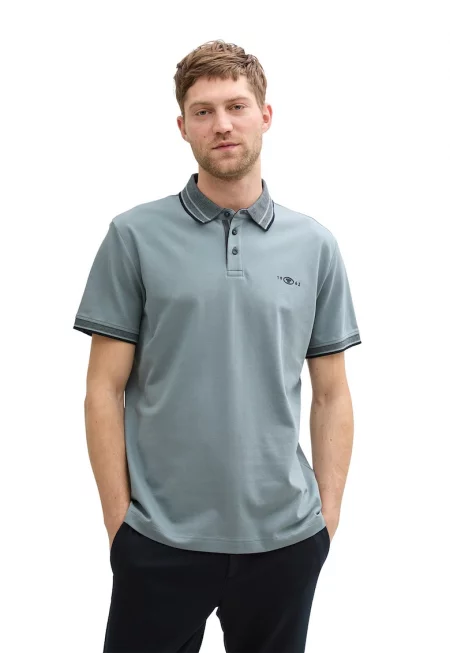 Тениска с яка и контрасти