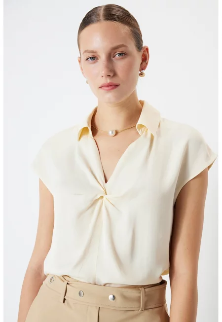 Блуза с усукан детайл