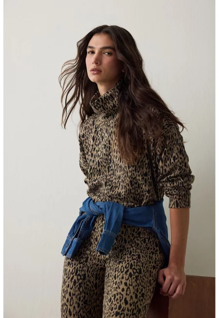 Блуза с животински принт и висока яка