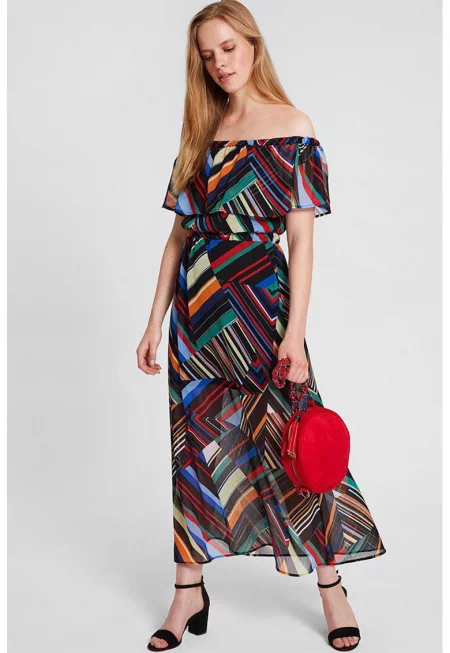 Дълга рокля с голи рамене и ефирен подгъв