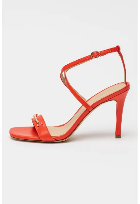 Кожени сандали с ток и метален детайл - Аленочервен