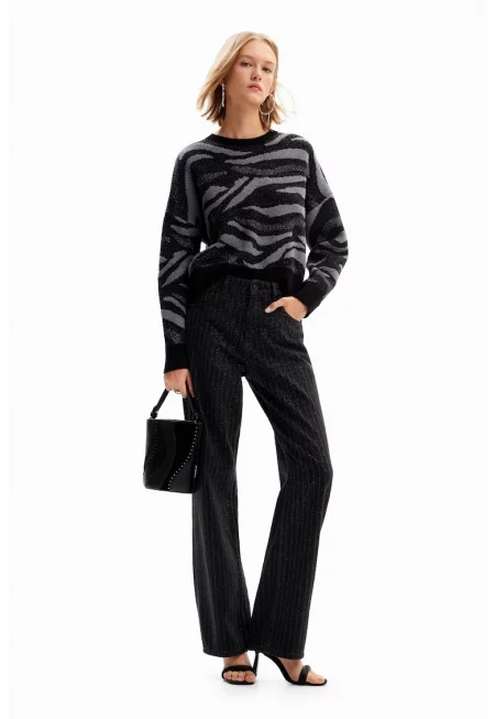 Пуловер с овално деколте и паднали ръкави