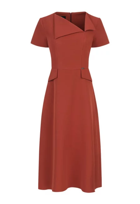 Разкроена рокля с асиметрично деколте