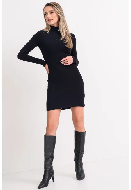 Слим рокля с ниска яка