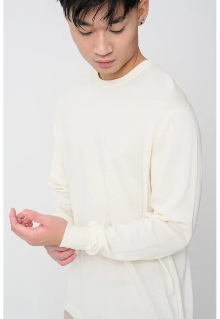 Вълнен пуловер с овално деколте