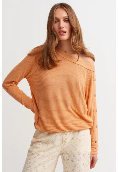 Пуловер с голи рамене