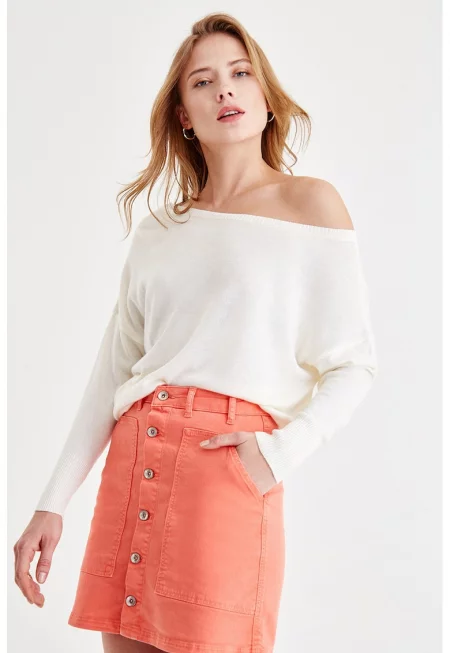 Пуловер с голо рамо