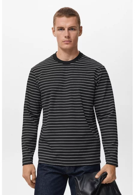 Раирана блуза с овално деколте