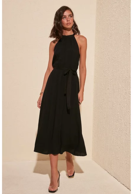 Рокля с връзка през врата