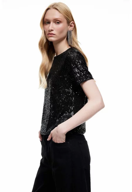 Свободна блуза с овално деколте и пайети